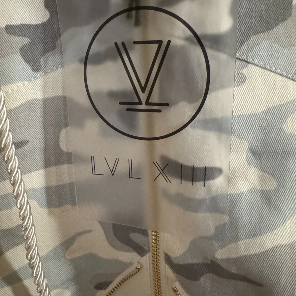 Jason Derulo’s Brand LVL XIII Camouflage Gray/Cream Performance Jacket/Backpack - Picture 6 of 11
